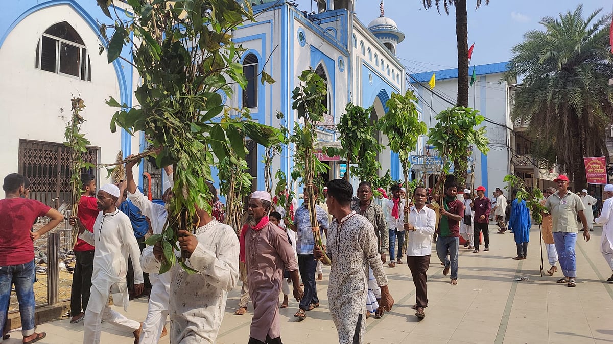 সিলেটসহ দেশের বিভিন্ন প্রান্ত থেকে দরগাহ-ভক্ত মানুষেরা দুপুর থেকে বিকেল পর্যন্ত ঐতিহ্যবাহী ‘লাকড়ি তোড়া’ উৎসবে অংশ নেন। আজ শুক্রবার হজরত শাহজালাল (রহ. )-এর মাজারে