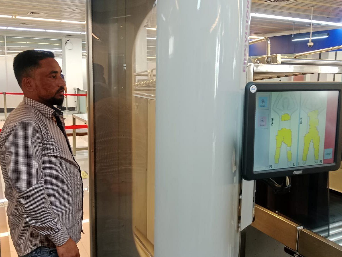 সিলেট ওসমানী বিমানবন্দরে স্ক্যানারে পরীক্ষায় এক যাত্রীর পরিধেয় পোশাকে মেলে গলানো সোনার অস্তিত্ব। গতকাল শুক্রবার