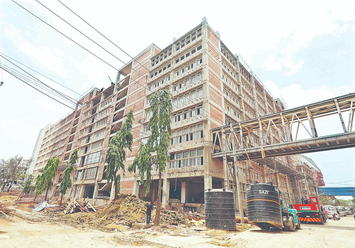 পুরোনো একতলা ভবন ভেঙে ৯ তলা নতুন কারখানা ভবন তৈরি করছে প্যাসিফিক গ্রুপের প্রতিষ্ঠান প্যাসিফিক অ্যাটায়ার্স। সিইপিজেডে আর প্লট বাড়ানোর সুযোগ না থাকায় এই শিল্প এলাকার কারখানাগুলো এখন বড় হচ্ছে সুউচ্চ ভবন তৈরির মাধ্যমে। গত বৃহস্পতিবার চট্টগ্রামের সিইপিজেডে