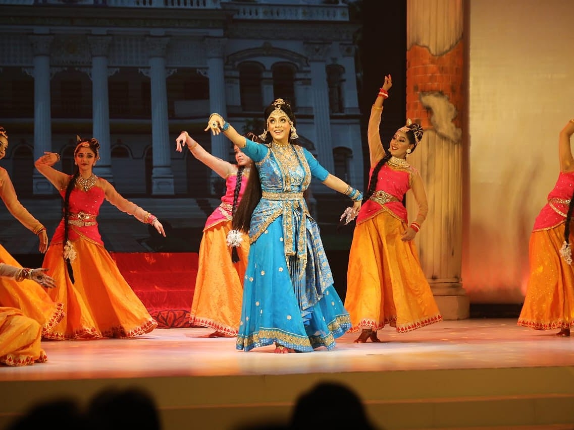 ‘মায়া বেঙ্গল ইন মোশন: টাইমলেস টেগোর’ অনুষ্ঠানে নৃত্যনাট্য ‘শ্যামা’ পরিবেশন করেন নৃত্যশিল্পী সাদিয়া ইসলাম মৌ ও তাঁর দল