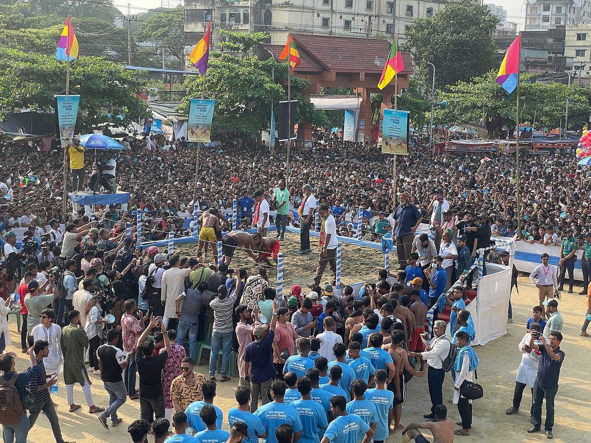 লালদীঘির মাঠে তৈরি করা রিংয়ে বলীরা পরস্পরের সঙ্গে লড়ছেন। আজ বিকেল চারটায়