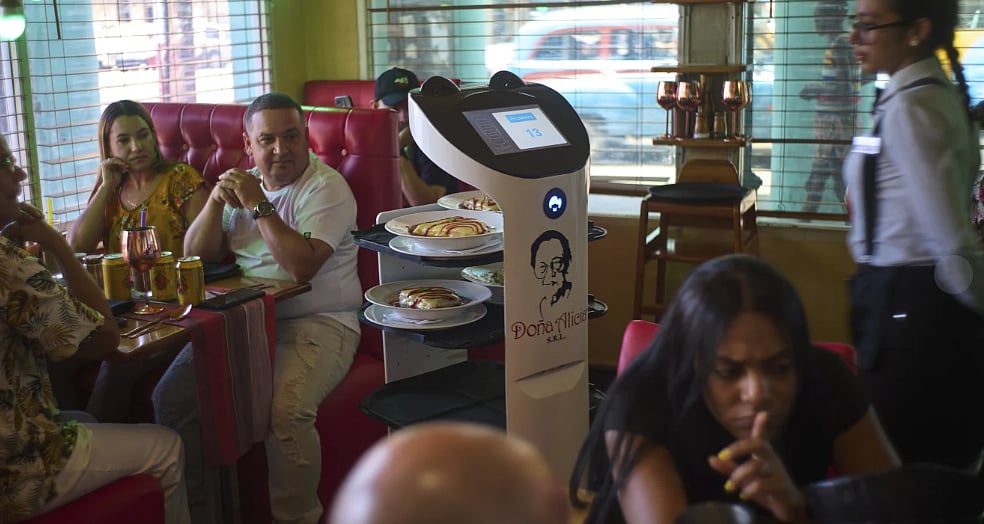 ডোনা অ্যালিসিয়া রেস্তোরাঁয় খাবার পরিবেশন করছে এক রোবট