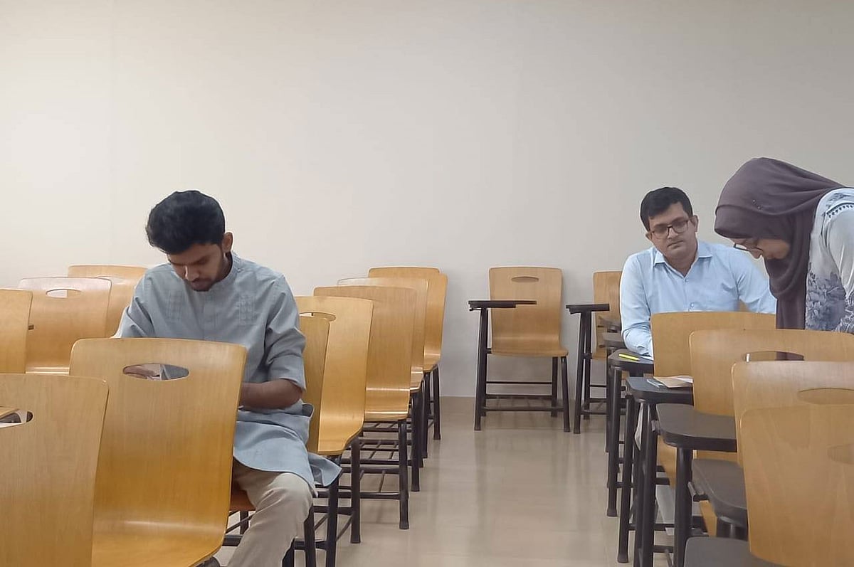 নর্থ সাউথ ইউনিভার্সিটির এক্সিকিউটিভ মাস্টার্স ইন পলিসি অ্যান্ড গভর্ন্যান্স (ইএমপিজি) প্রোগ্রামে স্নাতকোত্তর করার জন্য ভর্তি পরীক্ষায় অংশ নিয়েছেন উপদেষ্টা আসিফ মাহমুদ সজীব ভুঁইয়া। আজ শুক্রবার সকালে নর্থ সাউথ ইউনিভার্সিটিতে