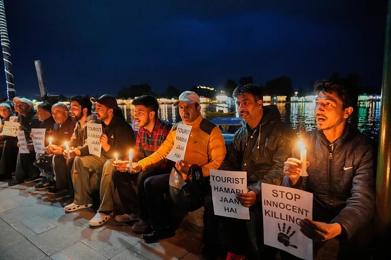 কাশ্মীরের শ্রীনগরে পেহেলগাম হত্যাকাণ্ডের প্রতিবাদে স্থানীয় লোকজন মোমবাতি হাতে প্রতিবাদে অংশ নিয়েছেন। ২৪ এপ্রিল