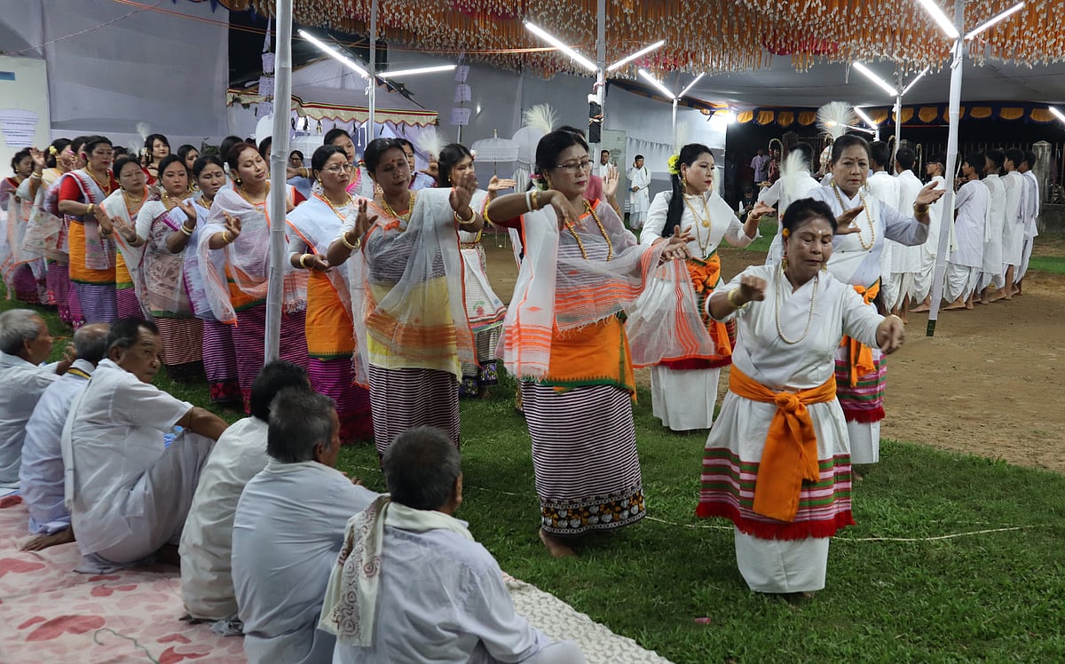ঢেউতরঙ্গে চলছে নাচ। বৃহস্পতিবার বিকেলে মৌলভীবাজারের কমলগঞ্জের মণিপুরি সাংস্কৃতিক কমপ্লেক্স প্রাঙ্গণে
