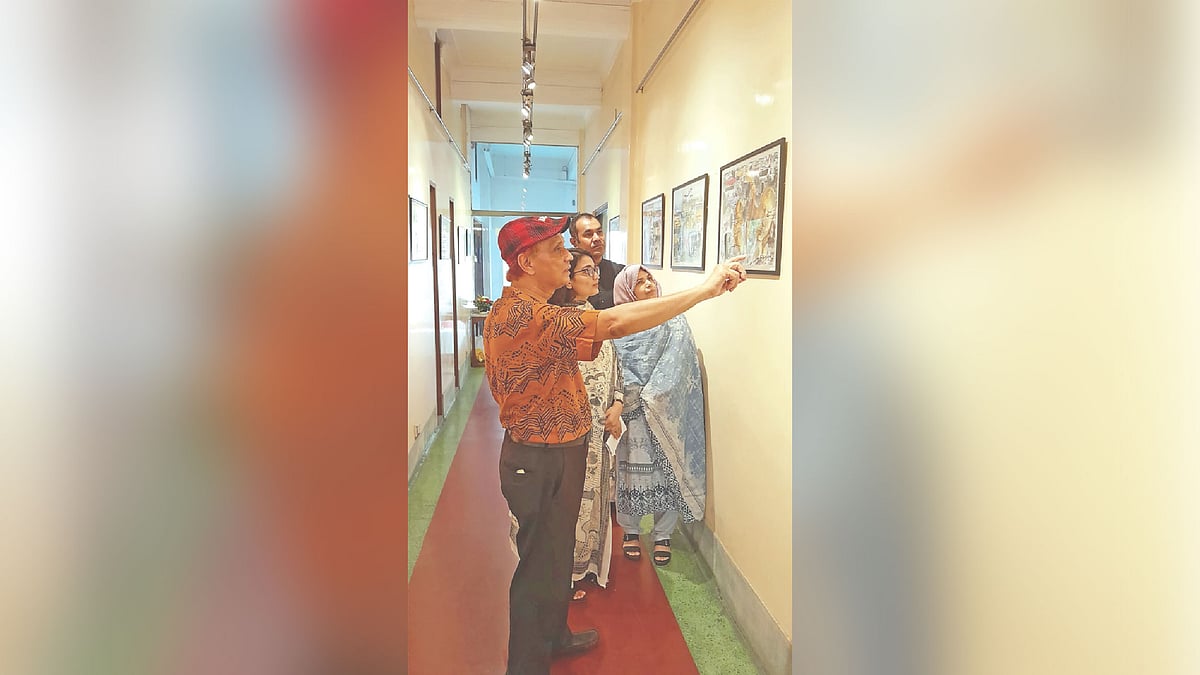 শিল্পী আবু সেলিমের ‘পরিবেশ বাঁচাও’শীর্ষক প্রদর্শনীতে শিল্পকর্ম দেখছেন দর্শকেরা। গতকাল আলিয়ঁস ফ্রঁসেজের গ্যালারি জুমে