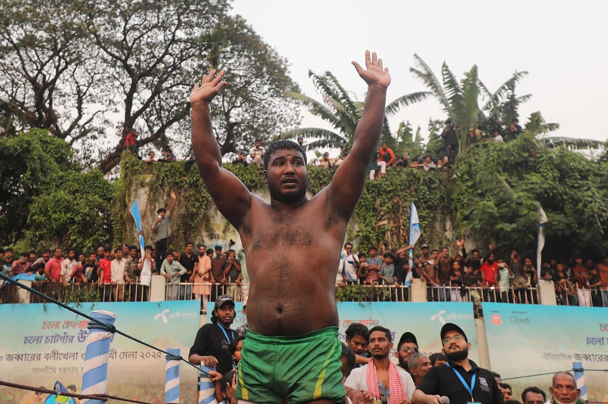 চট্টগ্রামে আবদুল জব্বারের বলীখেলায় চ্যাম্পিয়ন কুমিল্লার মো. শরীফ। আজ বিকেলে লালদীঘি মাঠে