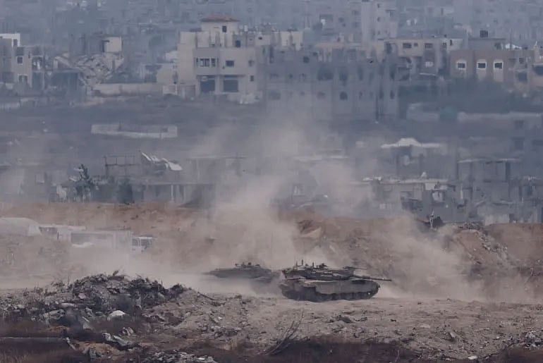ইসরায়েলের হামলায় ধ্বংসস্তূপে পরিণত হয়েছে গাজার উত্তরাঞ্চল। গত বৃহস্পতিবার সেখানে ইসরায়েলের কয়েকটি ট্যাংক
