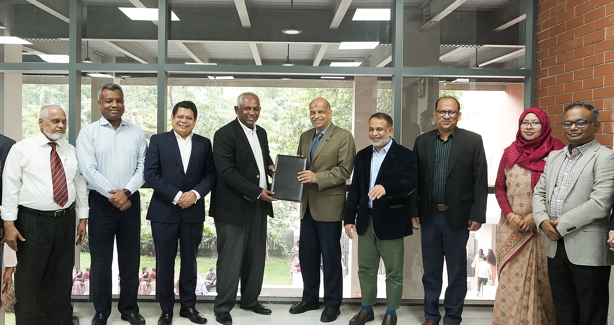 সমঝোতা স্মারক (এমওইউ) স্বাক্ষর অনুষ্ঠানে উভয় প্রতিষ্ঠানের সংশ্লিষ্টরা