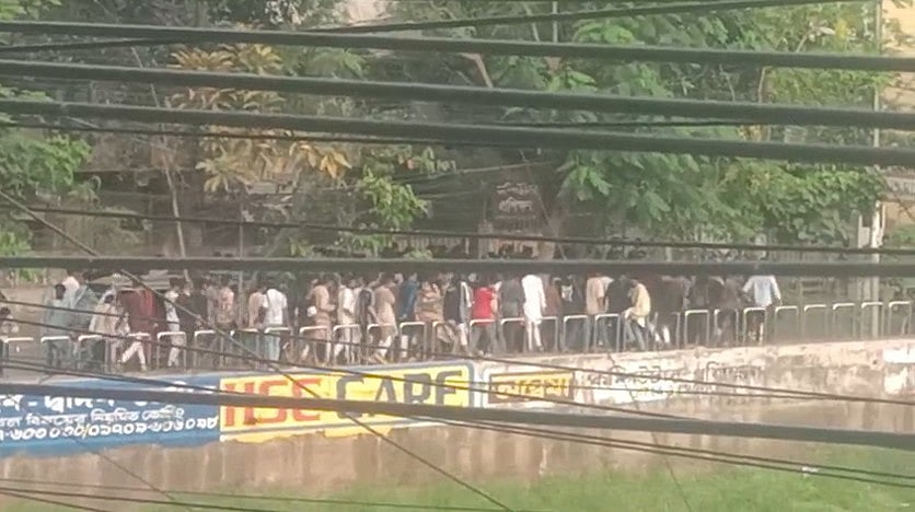 কুমিল্লা নগরের কান্দিরপাড় এলাকার রানীর দিঘির দক্ষিণ পাড়ে শুক্রবার বিকেলে শতাধিক কিশোর গ্যাং সদস্যকে মহড়া দিতে দেখা যায়