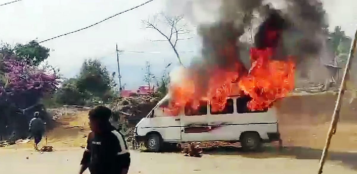ভারতের মণিপুরে সহিংসতা চলাকালে একটি গাড়িতে আগুন দেওয়া হয়। ৮ মার্চ, কাংকপকপি