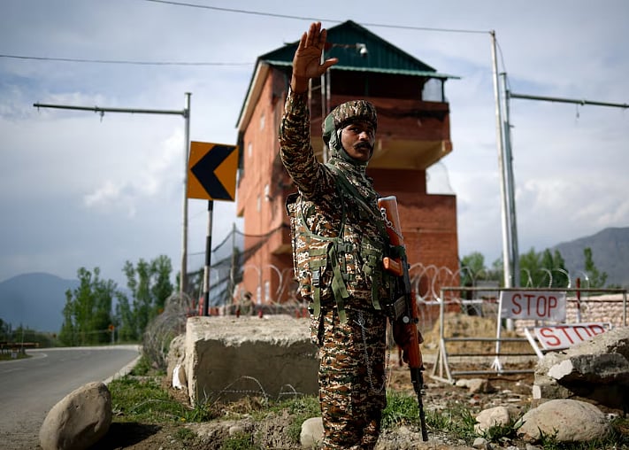 ভারত–নিয়ন্ত্রিত কাশ্মীরের পেহেলগামের কাছের মহাসড়কে দাঁড়িয়ে আছেন ভারতীয় নিরাপত্তা বাহিনীর এক সদস্য। ২৩ এপ্রিল