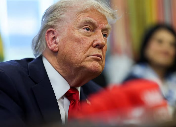 ওভাল অফিসে কয়েকটি নির্বাহী আদেশে সই করার সময় যুক্তরাষ্ট্রের প্রেসিডেন্ট ডোনাল্ড ট্রাম্প। হোয়াইট হাউস, ওয়াশিংটন ডিসি, ২৩ এপ্রিল ২০২৫