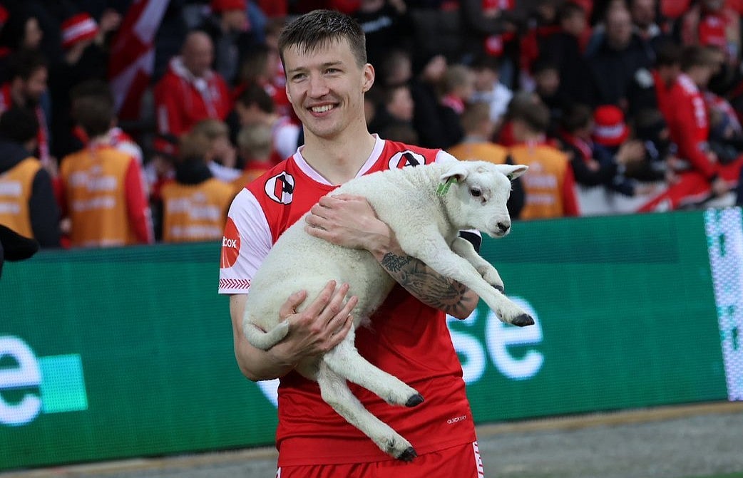 ম্যাচসেরার পুরস্কার হিসেবে ভেড়ার বাচ্চা পেয়েছেন ব্রাইন এফকের ডিফেন্সিভ মিডফিল্ডার অ্যাক্সেল ক্রাইগার