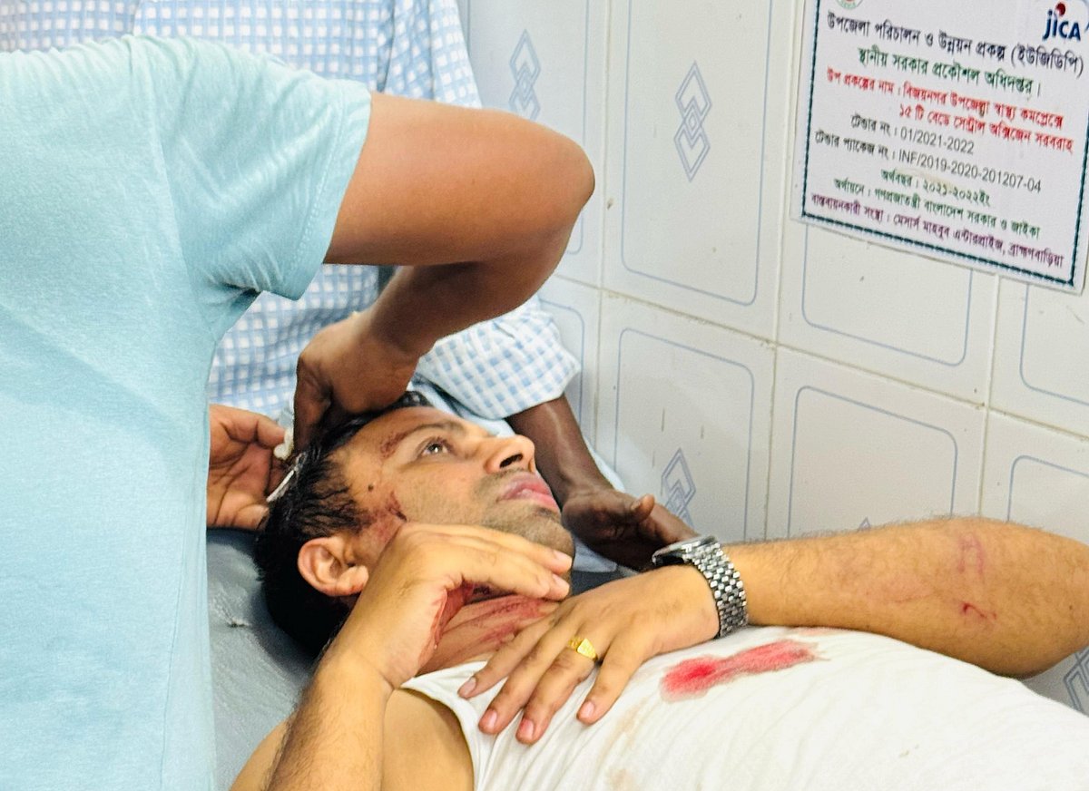 স্থানীয় লোকজন আহত সাংবাদিক মাইনুদ্দিনকে উদ্ধার করে বিজয়নগর উপজেলা স্বাস্থ্য কমপ্লেক্স নিয়ে চিকিৎসার ব্যবস্থা করেন