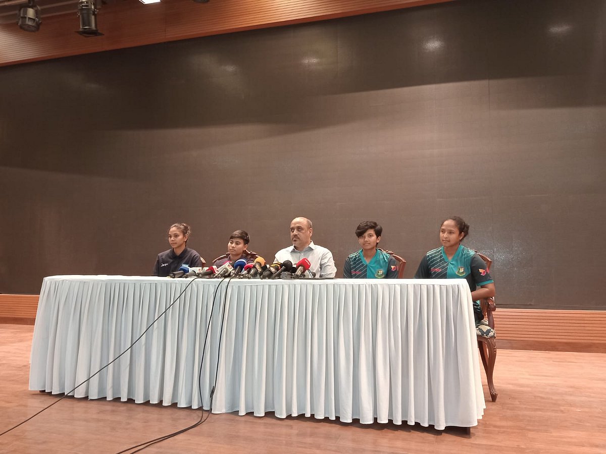 শুক্রবার বিকেলে রাজধানীর ফরেন সার্ভিস একাডেমিতে এক সংবাদ সম্মেলনে প্রধান উপদেষ্টার সফরসঙ্গী চার নারী ক্রীড়াবিদ তাঁদের অভিজ্ঞতার কথা তুলে ধরেন