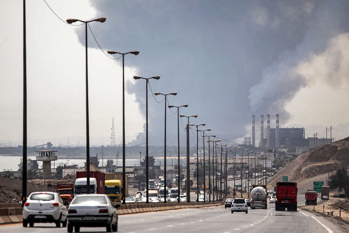 বিস্ফোরণের পর ক্ষতিগ্রস্ত বন্দর থেকে ধোঁয়া উড়তে দেখা গেছে