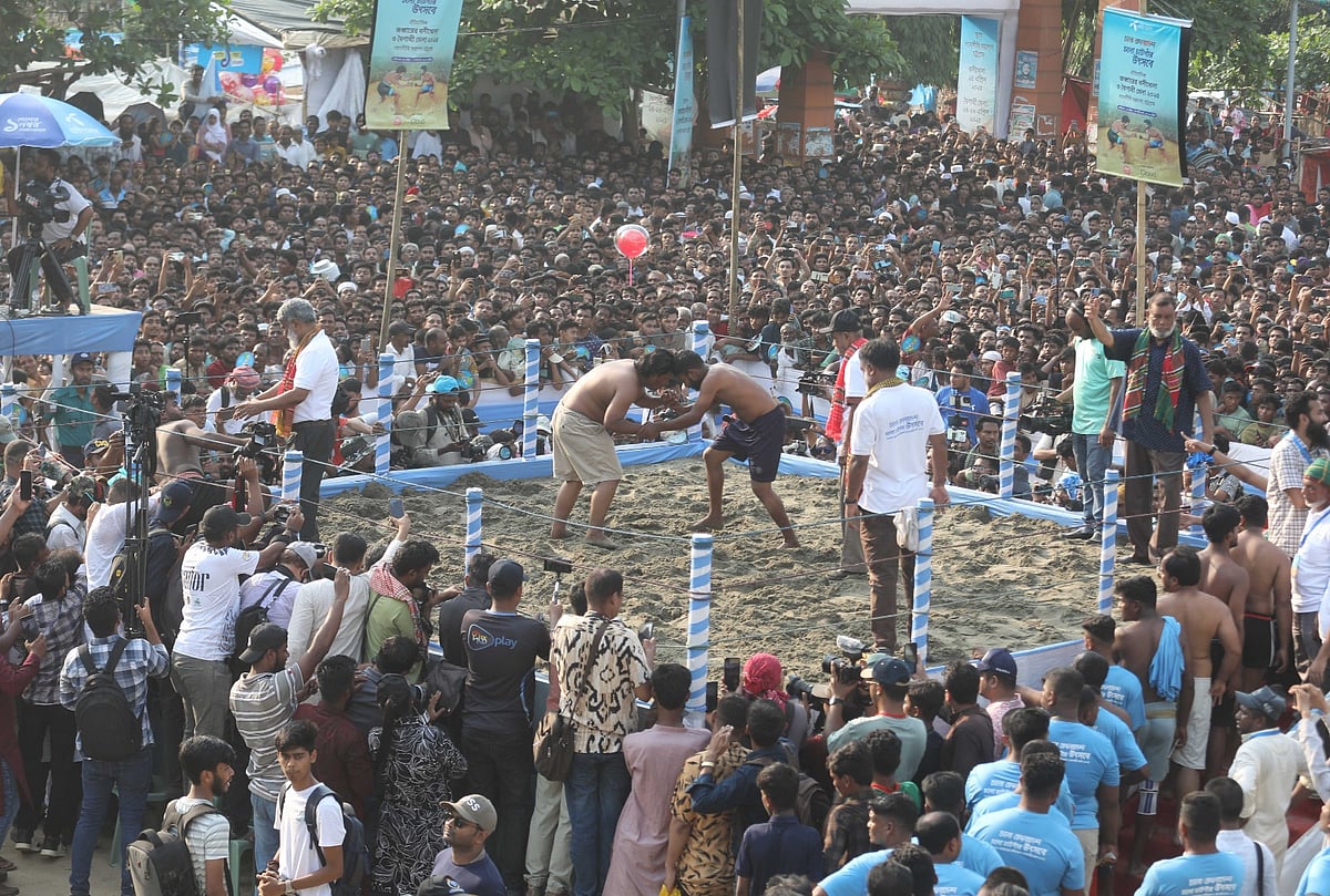 চট্টগ্রামের আবদুল জব্বারের বলীখেলায় লড়ছেন দুই প্রতিযোগী। গতকাল বিকেলে নগরের লালদীঘির মাঠে