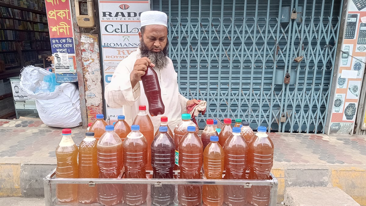 ভ্রাম্যমাণ দোকানে বোতলভর্তি বিভিন্ন ফুলের মধু সাজিয়ে রেখে বিক্রি করা হয়। খুলনা নগরের কে ডি ঘোষ রোডের পাস থেকে তোলা