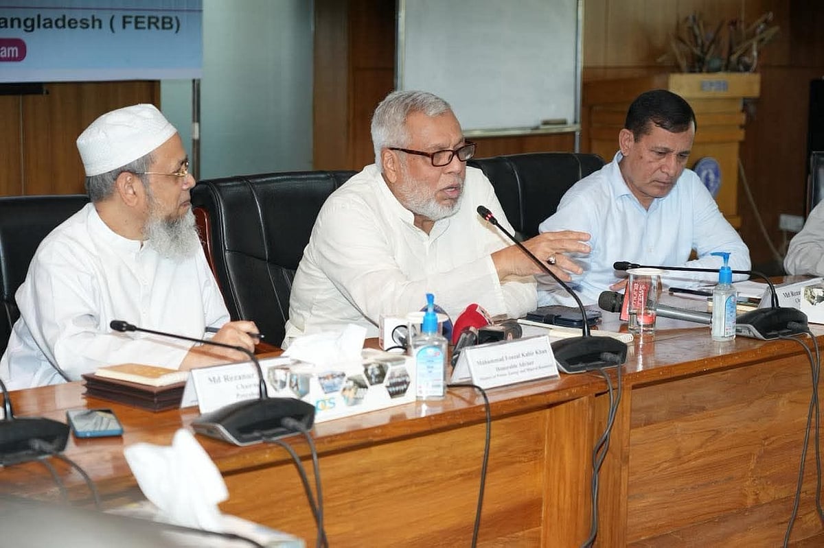 ‘জ্বালানি–সংকট: উত্তরণের উপায়’ শীর্ষক সেমিনারে সাংবাদিকদের প্রশ্নের জবাব দেন বিদ্যুৎ উপদেষ্টা মুহাম্মদ ফাওজুল কবির খান