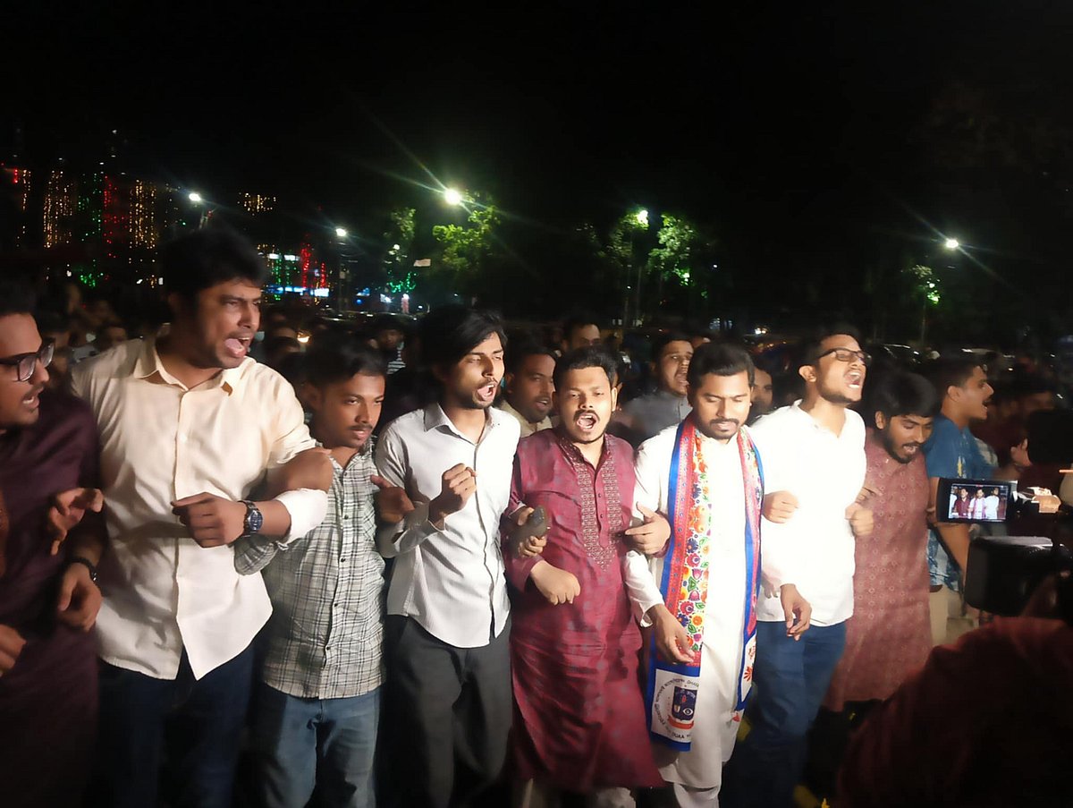 সরকারি কর্ম কমিশন সংস্কারের দাবিতে ঢাকা বিশ্ববিদ্যালয় এলাকায় মিছিল করেছেন একদল চাকরিপ্রত্যাশী ও শিক্ষার্থী। তাঁদের সঙ্গে যোগ দেন ডাকসুর সাবেক ভিপি নুরুল হক। ঢাকা, ২৬ এপ্রিল