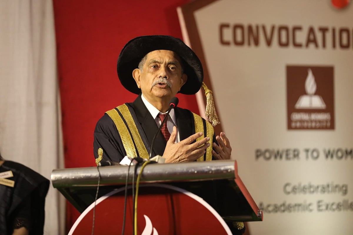 সেন্ট্রাল উইমেন্স ইউনির্ভাসিটির সমাবর্তনে বক্তব্যে রাখছেন শিক্ষা উপদেষ্টা চৌধুরী রফিকুল আবরার। অফিসার্স ক্লাব, বেইলি রোড