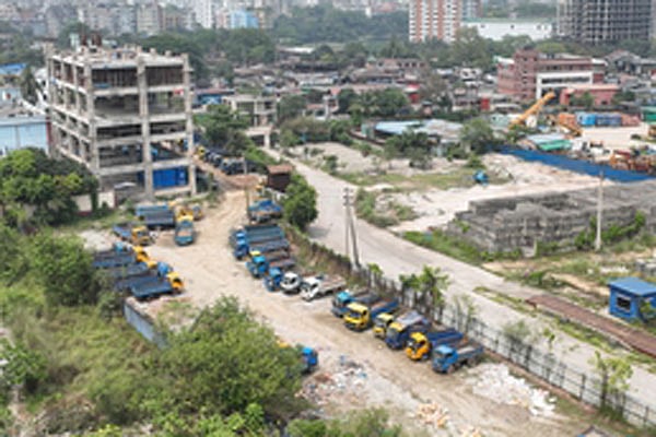 বিএডিসির জায়গা অবৈধভাবে দখল করে বানানো হয়েছে ট্রাকস্ট্যান্ড। রোববার দুপুরে রাজধানীর গাবতলী এলাকায়