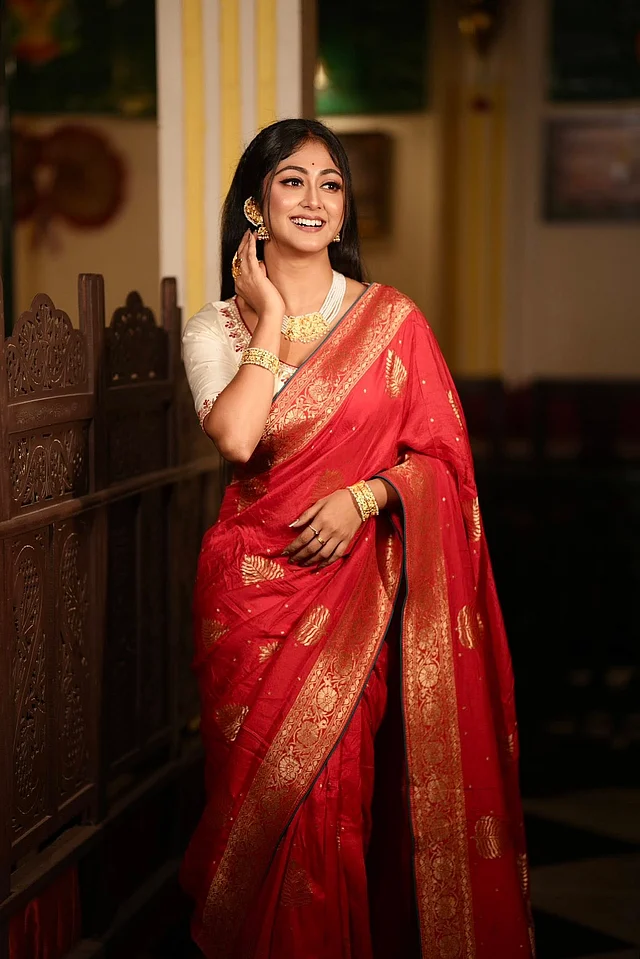 Jamoat transportida jo‘ja yubkasi ostiga qo‘limni tiqib oldim. Cumming slutslarni yigish va kesish