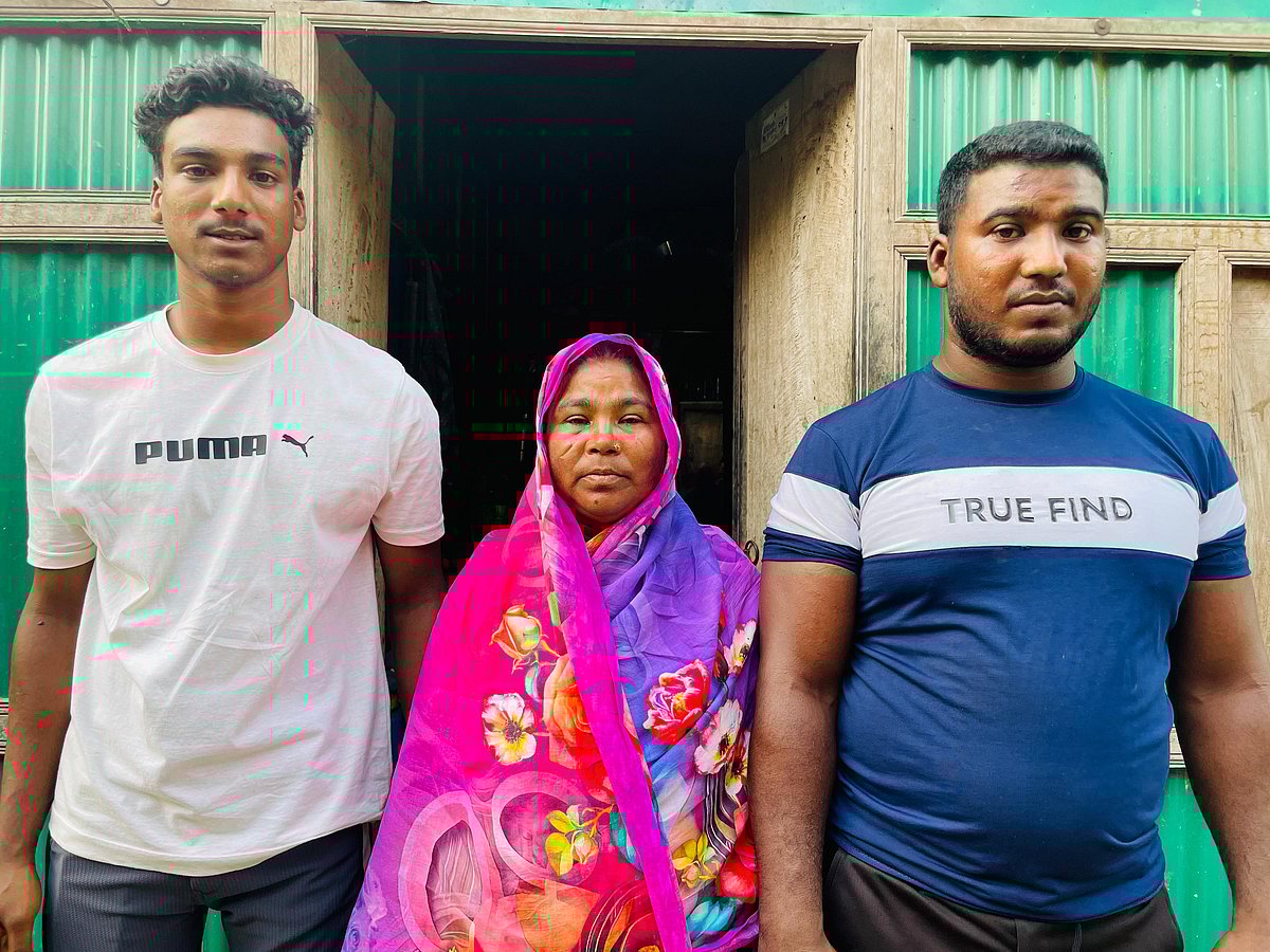 মা ও ছোট ভাইয়ের সঙ্গে নিজ ঘরের সামনে ‘বাঘা’ শরীফ। শনিবার বিকেলে কুমিল্লার হোমনা উপজেলার ঘারমোড়া ইউনিয়নের মণিপুর গ্রামে