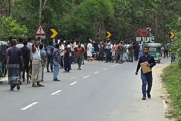 দুর্ঘটনা কবলিত অটোরিকশা ঘিরে মানুষের জটলা। আজ সকালে