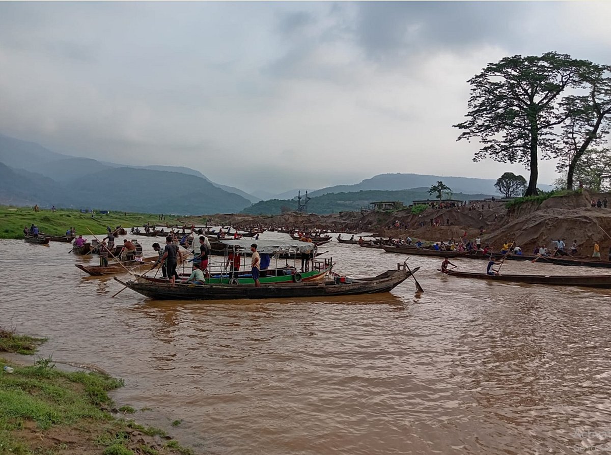 সিলেটের কোম্পানীগঞ্জ এলাকার পর্যটনকেন্দ্র সাদাপাথর এলাকায় পাথর লুটপাটকারীদের বিরুদ্ধে অভিযান চালায় স্থানীয় প্রশাসন। শনিবার সকালে অভিযান শুরুর আগে সাদাপাথরের পার্শ্ববর্তী বাঙ্কার এলাকা থেকে তোলা