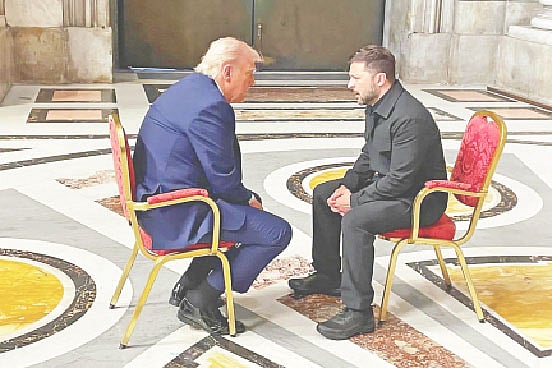 পোপ ফ্রান্সিসের অন্ত্যেষ্টিক্রিয়ায় যোগ দেওয়ার ফাঁকে এক আলোচনায় যুক্তরাষ্ট্রের প্রেসিডেন্ট ডোনাল্ড ট্রাম্প ও ইউক্রেনের প্রেসিডেন্ট ভলোদিমির জেলেনস্কি। গতকাল ভ্যাটিকান সিটিতে