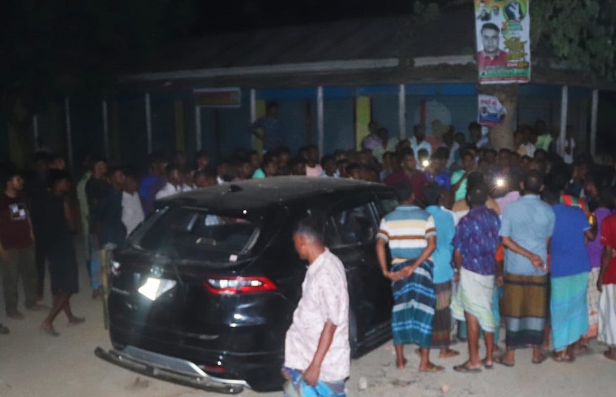 বাজারের সীমানার বাইরে গিয়ে টোল দাবি করায় যুবদল নেতা ও তাঁর সহযোগীদের অবরুদ্ধ করে মারধরের পর পুলিশে দেওয়া হয়। গতকাল শুক্রবার রাতে বগুড়ার শাজাহানপুর উপজেলার মানিকদীপা গ্রামে