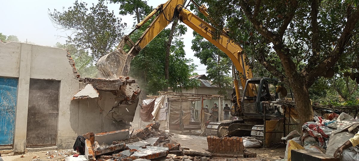 গাজীপুরের শ্রীপুরের তেলিহাটি ইউনিয়নের কয়েকটি গ্রামে বনের জমি উদ্ধারে অভিযান চালাচ্ছে যৌথ বাহিনী। শনিবার বেলা সাড়ে ১১টায়