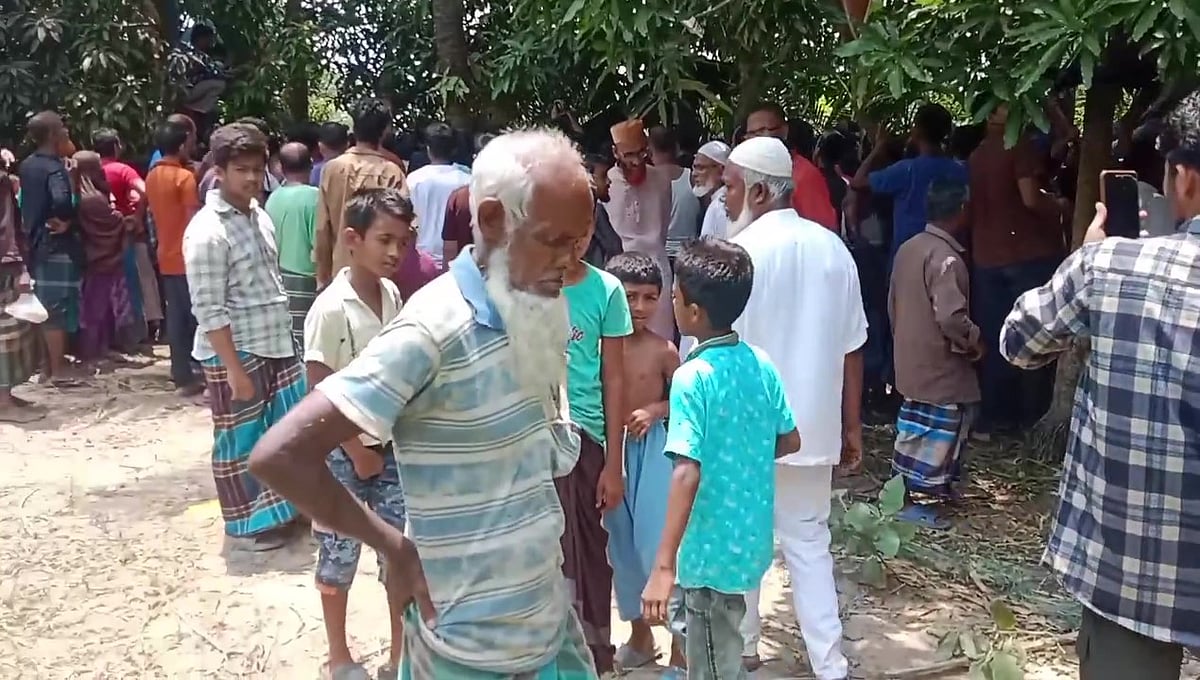 লাশ দেখতে ভিড় করেন স্থানীয় লোকজন। আজ দুপুরে নোয়াখালী সদর উপজেলার নোয়ান্নই ইউনিয়নের দুর্গানগর গ্রামে