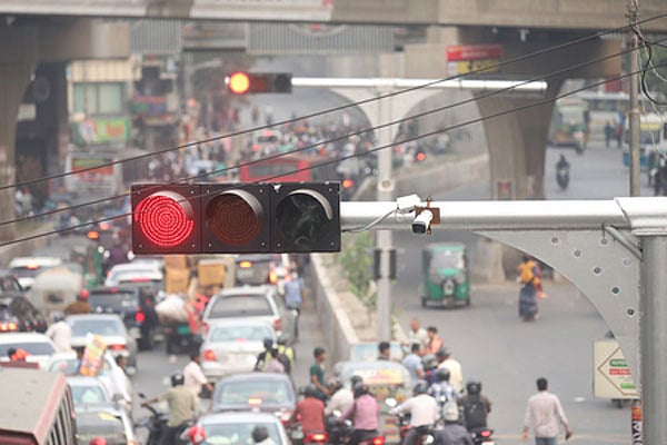 সড়কে শৃঙ্খলা ফিরিয়ে আনতে রাজধানীর গুরুত্বপূর্ণ সড়কে বসানো হচ্ছে সিগন্যাল বাতি, সিসি ক্যামেরা ও মাইক। সম্প্রতি রাজধানীর ফার্মগেট এলাকায়