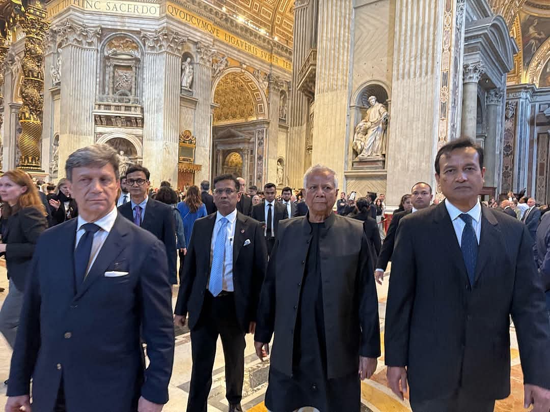 পোপ ফ্রান্সিসকে শ্রদ্ধা জানাতে শুক্রবার ভ্যাটিকান সিটির সেন্ট পিটার্স ব্যাসিলিকায় যান প্রধান উপদেষ্টা অধ্যাপক মুহাম্মদ ইউনূস