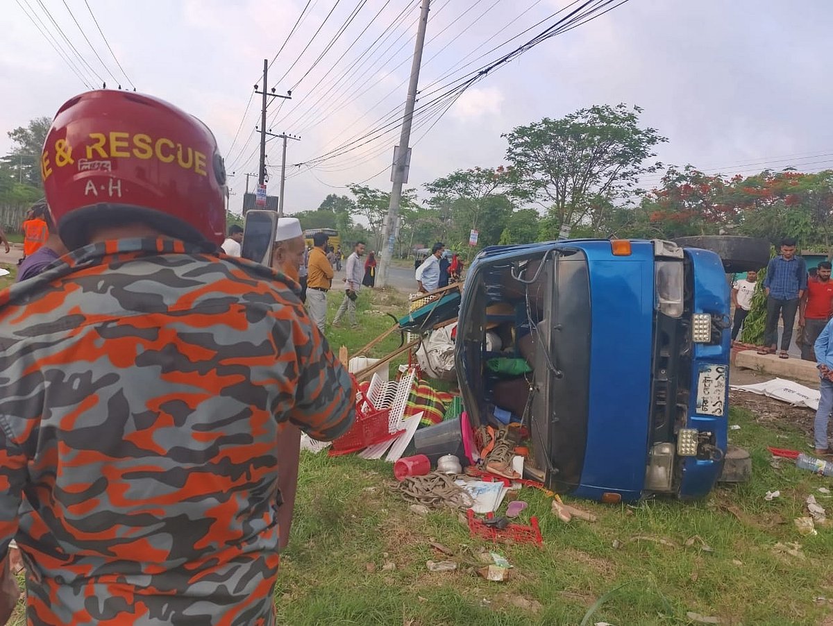 সড়কর পাশে কাত হয়ে আছে দুর্ঘটনা কবলিত পিকআপ ভ্যান। আজ সকালে সীতাকুণ্ডের বাঁশবাড়িয়ায়