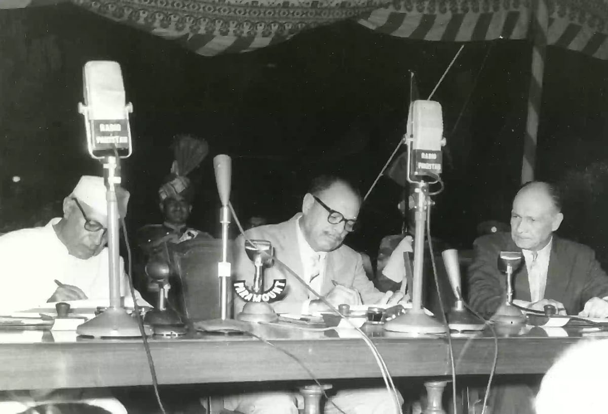 বিশ্বব্যাংকের মধ্যস্থতায় ১৯৬০ সালের ১৯ সেপ্টেম্বর পাকিস্তানের করাচিতে সিন্ধু পানি চুক্তিতে সই করছেন ভারতের প্রধানমন্ত্রী জওহরলাল নেহরু ও পাকিস্তানের প্রেসিডেন্ট আইয়ুব খান