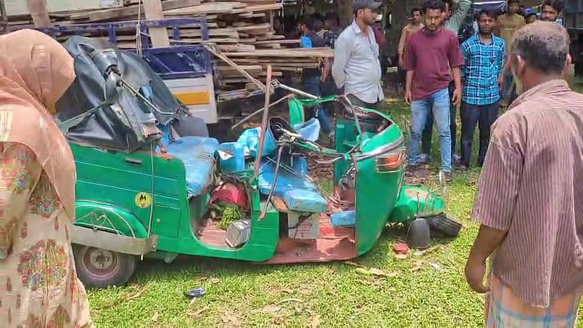 দুর্ঘটনায় দুমড়েমুচড়ে যায় অটোরিকশাটি। আজ সকালে চট্টগ্রাম–রাঙামাটি সড়কের বেতবুনিয়া ইউনিয়নের মনারটেক আমবাগান এলাকায়