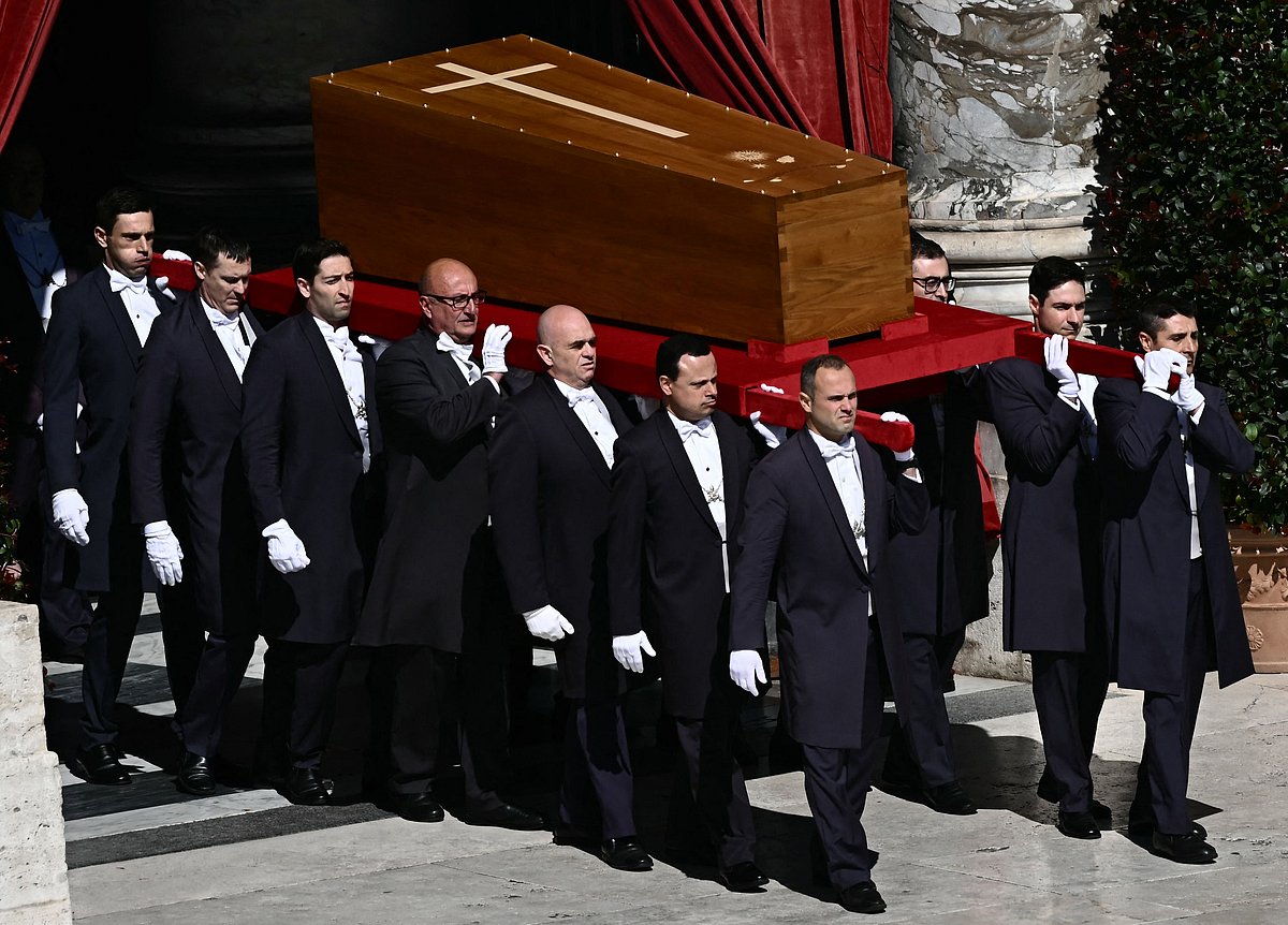 সেন্ট পিটার্স স্কয়ারে পোপের মরদেহ আনা হচ্ছে