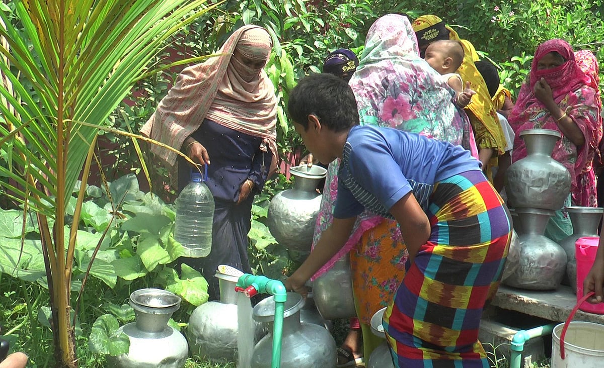 নোয়াখালীর সুবর্ণচরে সূপেয় পানির সংকট বাড়ছে। পাম্পের মাধ্যমে তোলা পানিই এখন ভরসা। সম্প্রতি উপজেলার চর বাটা এলাকায়