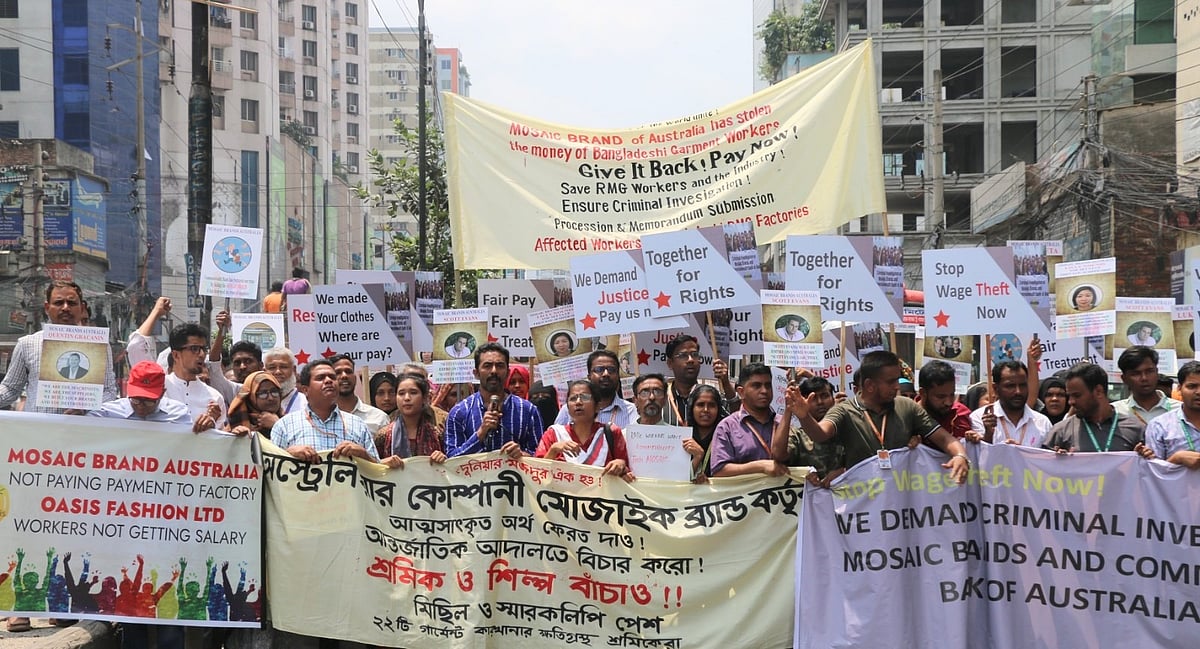 অস্ট্রেলিয়াভিত্তিক ফ্যাশন কোম্পানি মোজাইক ব্র্যান্ডস লিমিটেড কর্তৃক আত্মসাৎকৃত অর্থ ফেরত আনাসহ পাঁচ দাবিতে বিক্ষোভ সমাবেশ। রাজধানীর গুলশানে অস্ট্রেলিয়ার হাইকমিশনের সামনে, ২৬ এপ্রিল ২০২৫
