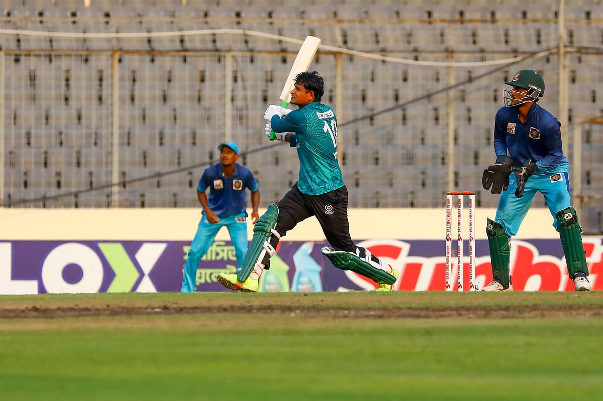 শেষ ওভারে ছক্কা মেরে দলকে জিতিয়েছেন নাসুম