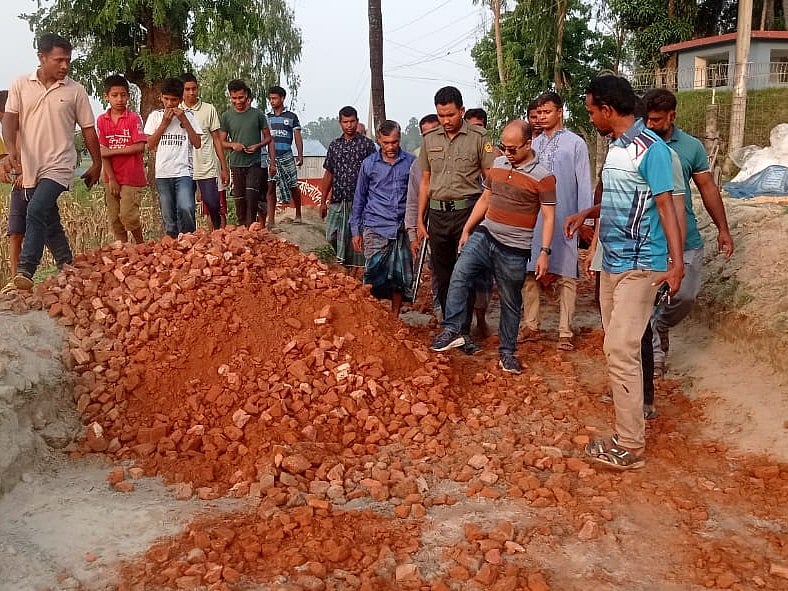 কুড়িগ্রামের রৌমারীতে নিম্নমানের ইট-খোয়া ও বালু ব্যবহারের অভিযোগে নির্মাণস্থল পরিদর্শনে যান রৌমারী উপজেলা নির্বাহী কর্মকর্তা (ইউএনও)। গতকাল বিকেলে শৌলমারী ইউনিয়নের চতলাকান্দি এলাকায়