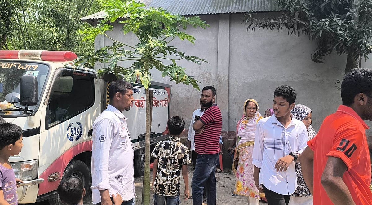 কুমিল্লার দেবীদ্বার উপজেলার ইউছুফপুর গ্রামের বাড়িতে প্রবাসী বাবার লাশ রেখে পরীক্ষা দিতে যায় এসএসসি পরীক্ষার্থী হাসান। রোববার সকালে