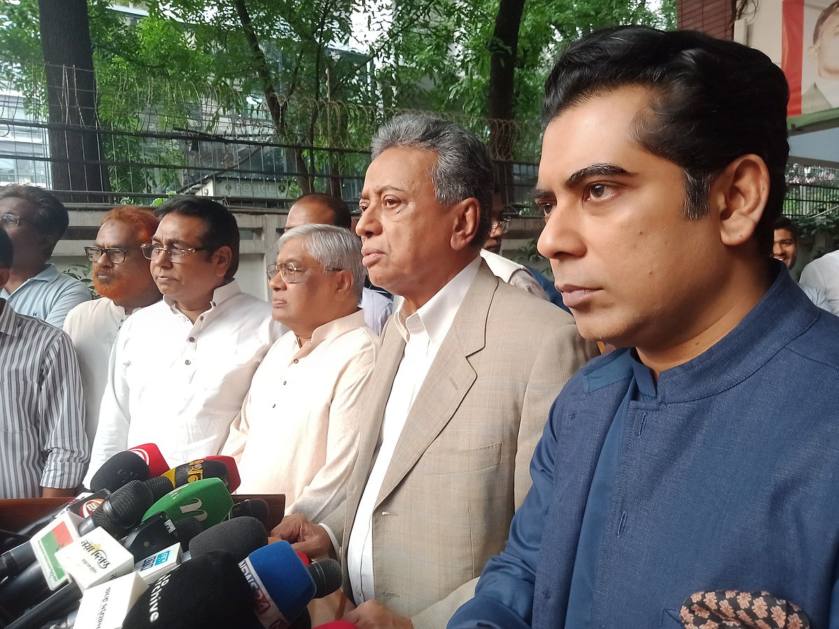 রাজধানীর গুলশানে বিএনপি চেয়ারপারসনের রাজনৈতিক কার্যালয়ে আজ রোববার বিকেলে সাংবাদিকদের সঙ্গে কথা বলেন স্থায়ী কমিটির সদস্য আমীর খসরু মাহমুদ চৌধুরী