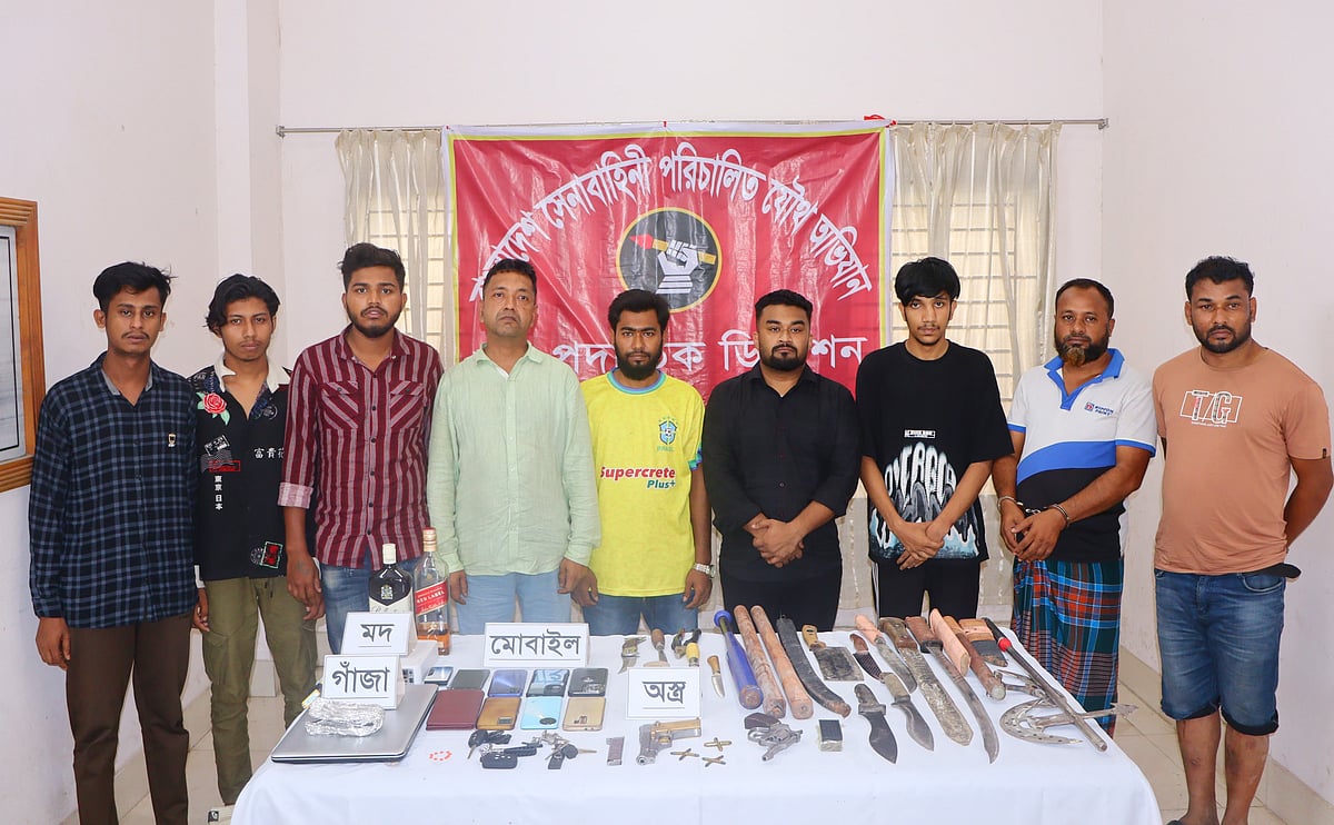 কুমিল্লায় কিশোর গ্যাংয়ের বিরুদ্ধে সেনাবাহিনী ও র্যাবের অভিযানে এই ৯ জনকে গ্রেপ্তার করা হয়েছে এবং অস্ত্রগুলো উদ্ধার করা হয়েছে বলে সংবাদ বিজ্ঞপ্তিতে জানানো হয়েছে
