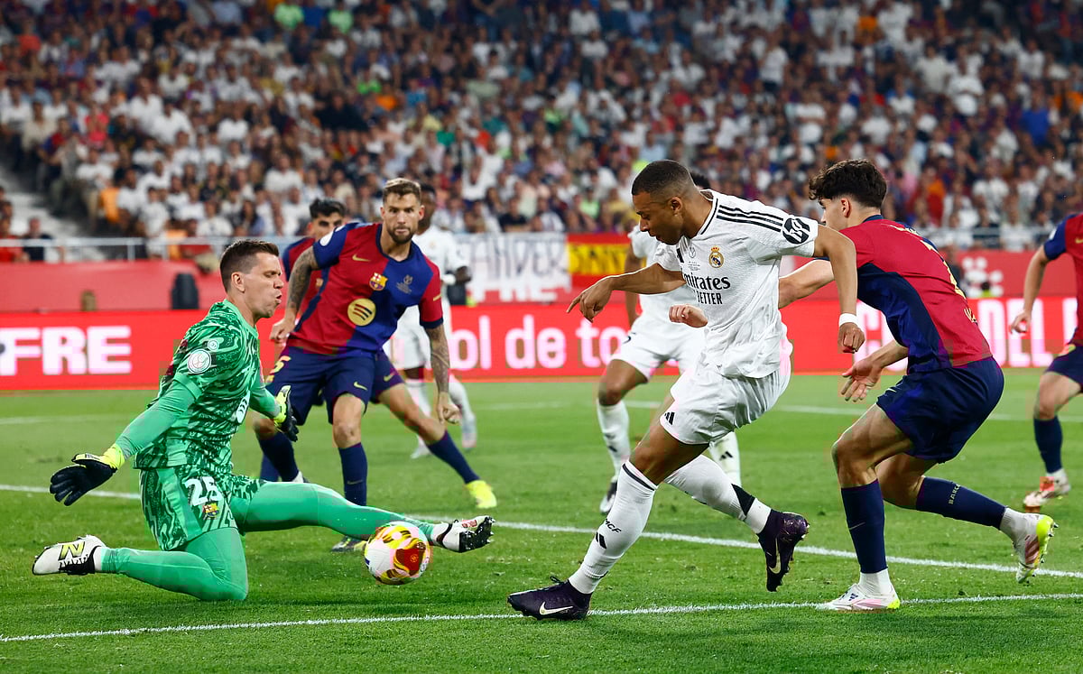 এমবাপ্পেকে ঠেকিয়ে দিচ্ছেন সেজনি