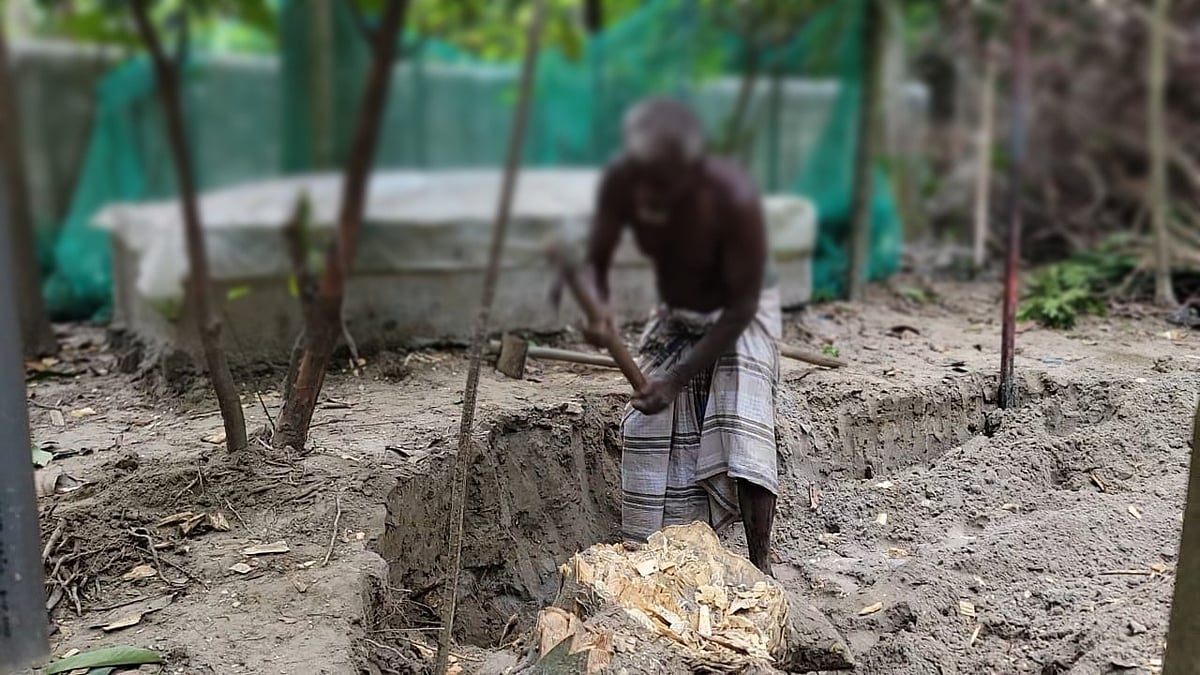 পটুয়াখালীর দুমকিতে গ্রামের বাড়িতে বাবার কবরের পাশে কলেজছাত্রীকে দাফনের প্রস্তুতি চলছে। রোববার দুপুরে